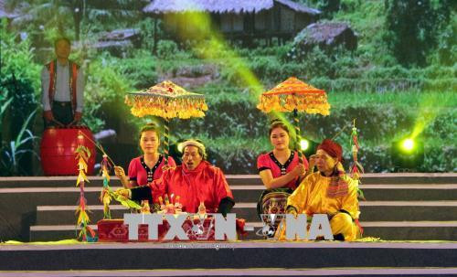 Diễn xướng tại hiện lại Lễ Xăng Khan. Ảnh: Bích Huệ - TTXVN Diễn xướng tại hiện lại Lễ Xăng Khan. Ảnh: Bích Huệ - TTXVN