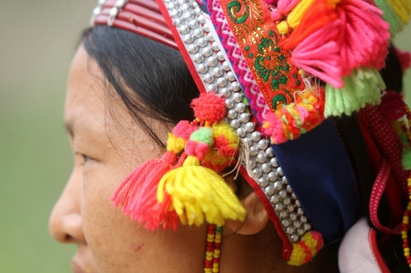 Người La Hủ hay còn gọi là Xá Lá Vàng, Cò Xung, Khù Sung, Khả Quy... hiện có khoảng 10.000 người, sinh sống chủ yếu ở đầu nguồn sông Đà, thuộc huyện Mường Tè, tỉnh Lai Châu. Tuy cuộc sống còn nhiều khó khăn, song đồng bào La Hủ nơi đây vẫn chú trọng gìn giữ bản sắc văn hóa truyền thống, nhất là phụ nữ mặc áo dài tà đen làm nổi bật vóc dáng. Phơ cơ zỡ – tiếng La Hủ có nghĩa là áo dài. Người La Hủ ở Mường Tè thường mặc áo dài tà đen. Các họa tiết, hoa văn... trên mỗi bộ trang phục phụ nữ La Hủ nói lên sự gắn bó giữa cơ thể con người trong sự vận động của cuộc sống với thiên nhiên. Áo dài của người La Hủ ngoài việc mặc ôm sát làm nổi bật đường cong của cơ thể người phụ nữ, còn đẹp ở cách phối màu sắc, cách trang trí và kỳ công của người làm. Mỗi người con gái La Hủ khi đến tuổi thành niên đều tự ý thức may cho mình một chiếc áo dài. Con gái La Hủ thường mặc loại áo cánh tay có nhiều sắc đỏ thể hiện sức sống tươi trẻ và niềm tin yêu cuộc sống. Do hoàn toàn được làm thủ công, nên thời gian để người La Hủ may một chiếc áo dài có khi mất cả tháng mới xong. Duyên dáng thiếu nữ dân tộc La Hủ. Cao nhất trên đầu là vành khăn trang trí với 5 màu sắc. Khăn quấn đầu chủ yếu được làm bằng vải đủ màu và hạt cườm rủ xuống, tạo nét khả ái cho khuôn mặt của người phụ nữ. Để có được bộ trang phục, khăn đội đầu đẹp, đòi hỏi ý tưởng sáng tạo nghệ thuật của người làm. Màu sắc chủ đạo được phối ở cánh tay và điểm xuyết bạc trắng ở thân áo. Làm đẹp cho thân áo còn có sự kết hợp của các hoa văn làm bằng nhôm hình tròn, hình tam giác. Một chiếc áo đẹp còn ở cách trang trí, bài trí những đường diềm tỉ mỉ trên thân áo, tay áo nổi bật lên trên nền vải đen với nhiều màu chỉ đen, đỏ, vàng... May tay áo là công đoạn chiếm nhiều thời gian nhất, có thể tận dụng vải cũ làm lớp lót bên trong, phía ngoài được may ngược. Một ngày với người phụ nữ La Hủ được bắt đầu bằng việc vận trang phục và công đoạn lâu nhất là bện tóc, bọc bằng sợi dây vải màu hồng. Mũ đội đầu Người La Hủ khâu ngực áo rất cẩn thận, đây là công đoạn tách rời những đường viền xếp chồng lên nhau của các loại vải. Việc này không chỉ thể hiện sự khéo léo của những người phụ nữ, mà còn là một trong những nét đẹp trong văn hóa truyền thống của người La Hủ. Vòng quấn đầu được làm từ cây song, mây trên rừng và được điểm tô bằng những chiếc ghim nhôm trang trí. Trang phục truyền thống dân tộc La Hủ đang có nguy cơ mai một, do những thách thức từ điều kiện kinh tế - xã hội.. ...Và việc đồng hóa giữa các dân tộc về phong tục, trang phục. Lớp trẻ dân tộc La Hủ ngày nay thường tự ti khi mặc áo dài dân tộc mình. Người La Hủ hay còn gọi là Xá Lá Vàng, Cò Xung, Khù Sung, Khả Quy... hiện có khoảng 10.000 người, sinh sống chủ yếu ở đầu nguồn sông Đà, thuộc huyện Mường Tè, tỉnh Lai Châu. Tuy cuộc sống còn nhiều khó khăn, song đồng bào La Hủ nơi đây vẫn chú trọng gìn giữ bản sắc văn hóa truyền thống, nhất là phụ nữ mặc áo dài tà đen làm nổi bật vóc dáng. Phơ cơ zỡ – tiếng La Hủ có nghĩa là áo dài. Người La Hủ ở Mường Tè thường mặc áo dài tà đen. Các họa tiết, hoa văn... trên mỗi bộ trang phục phụ nữ La Hủ nói lên sự gắn bó giữa cơ thể con người trong sự vận động của cuộc sống với thiên nhiên. Áo dài của người La Hủ ngoài việc mặc ôm sát làm nổi bật đường cong của cơ thể người phụ nữ, còn đẹp ở cách phối màu sắc, cách trang trí và kỳ công của người làm. Mỗi người con gái La Hủ khi đến tuổi thành niên đều tự ý thức may cho mình một chiếc áo dài. Con gái La Hủ thường mặc loại áo cánh tay có nhiều sắc đỏ thể hiện sức sống tươi trẻ và niềm tin yêu cuộc sống. Do hoàn toàn được làm thủ công, nên thời gian để người La Hủ may một chiếc áo dài có khi mất cả tháng mới xong. Duyên dáng thiếu nữ dân tộc La Hủ. Cao nhất trên đầu là vành khăn trang trí với 5 màu sắc. Khăn quấn đầu chủ yếu được làm bằng vải đủ màu và hạt cườm rủ xuống, tạo nét khả ái cho khuôn mặt của người phụ nữ. Để có được bộ trang phục, khăn đội đầu đẹp, đòi hỏi ý tưởng sáng tạo nghệ thuật của người làm. Màu sắc chủ đạo được phối ở cánh tay và điểm xuyết bạc trắng ở thân áo. Làm đẹp cho thân áo còn có sự kết hợp của các hoa văn làm bằng nhôm hình tròn, hình tam giác. Một chiếc áo đẹp còn ở cách trang trí, bài trí những đường diềm tỉ mỉ trên thân áo, tay áo nổi bật lên trên nền vải đen với nhiều màu chỉ đen, đỏ, vàng... May tay áo là công đoạn chiếm nhiều thời gian nhất, có thể tận dụng vải cũ làm lớp lót bên trong, phía ngoài được may ngược. Một ngày với người phụ nữ La Hủ được bắt đầu bằng việc vận trang phục và công đoạn lâu nhất là bện tóc, bọc bằng sợi dây vải màu hồng. Mũ đội đầu Người La Hủ khâu ngực áo rất cẩn thận, đây là công đoạn tách rời những đường viền xếp chồng lên nhau của các loại vải. Việc này không chỉ thể hiện sự khéo léo của những người phụ nữ, mà còn là một trong những nét đẹp trong văn hóa truyền thống của người La Hủ. Vòng quấn đầu được làm từ cây song, mây trên rừng và được điểm tô bằng những chiếc ghim nhôm trang trí. Trang phục truyền thống dân tộc La Hủ đang có nguy cơ mai một, do những thách thức từ điều kiện kinh tế - xã hội.. ...Và việc đồng hóa giữa các dân tộc về phong tục, trang phục. Lớp trẻ dân tộc La Hủ ngày nay thường tự ti khi mặc áo dài dân tộc mình.