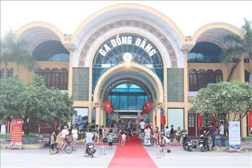 Ga quốc tế Đồng Đăng cách thành phố Lạng Sơn 14 km về phía Đông Nam, là nơi tiếp giáp của Quốc lộ 1A, 1B, đường 4, đường lên Cửa khẩu quốc tế Hữu Nghị. Đây là nhà ga xe lửa lớn được kết nối với Trung Quốc tại khu tự trị dân. Ảnh: TTXVN Ga quốc tế Đồng Đăng cách thành phố Lạng Sơn 14 km về phía Đông Nam, là nơi tiếp giáp của Quốc lộ 1A, 1B, đường 4, đường lên Cửa khẩu quốc tế Hữu Nghị. Đây là nhà ga xe lửa lớn được kết nối với Trung Quốc tại khu tự trị dân. Ảnh: TTXVN