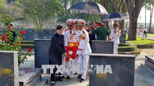 Lễ truy điệu và an táng hài cốt liệt sĩ. Ảnh: Thế Anh - TTXVN