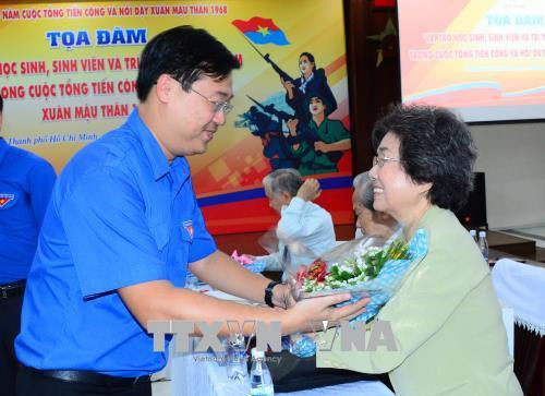 Anh Lê Quốc Phong, Bí thư thứ nhất Trung ương Đoàn TNCS Hồ Chí Minh tặng hoa các nhân chứng lịch sử. Ảnh: Thu Hoài – TTXVN Anh Lê Quốc Phong, Bí thư thứ nhất Trung ương Đoàn TNCS Hồ Chí Minh tặng hoa các nhân chứng lịch sử. Ảnh: Thu Hoài – TTXVN