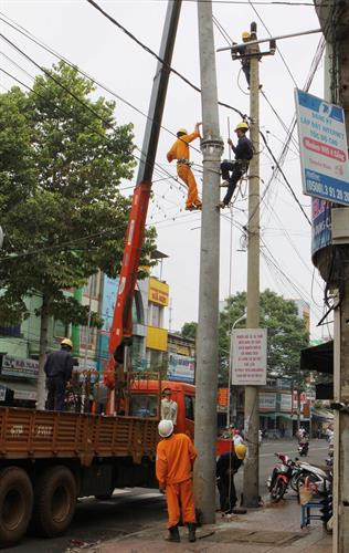 Các công nhân đang lắp ráp phần trên của hệ thống trụ điện mới trên đường Phan Bội Châu. Ảnh: Dương Giang - TTXVN Các công nhân đang lắp ráp phần trên của hệ thống trụ điện mới trên đường Phan Bội Châu. Ảnh: Dương Giang - TTXVN