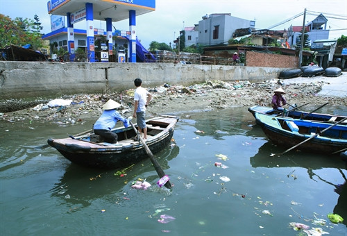 Rác thải sinh hoạt vứt bừa bãi ở bến tàu Lạch Bạng, xã Hải Bình, huyện Tĩnh Gia Rác thải sinh hoạt vứt bừa bãi ở bến tàu Lạch Bạng, xã Hải Bình, huyện Tĩnh Gia