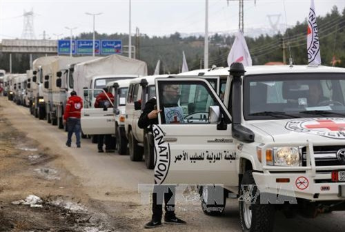 Xe chở hàng cứu trợ tới khu vực ngoại ô Madaya ngày 11/1. AFP/TTXVN Xe chở hàng cứu trợ tới khu vực ngoại ô Madaya ngày 11/1. AFP/TTXVN