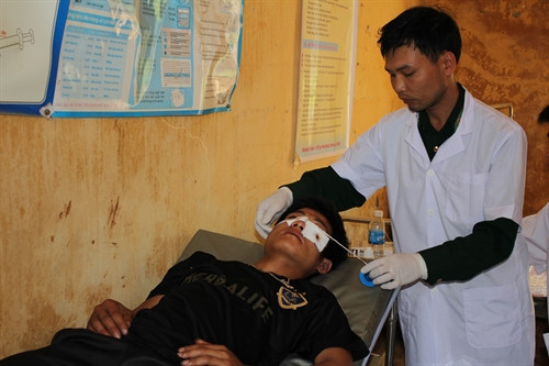 Quân y đồn Biên phòng Huổi Luông khám và điều trị bệnh cho đồng bào dân tộc trong xã. Ảnh: Nguyễn Duy - TTXVN