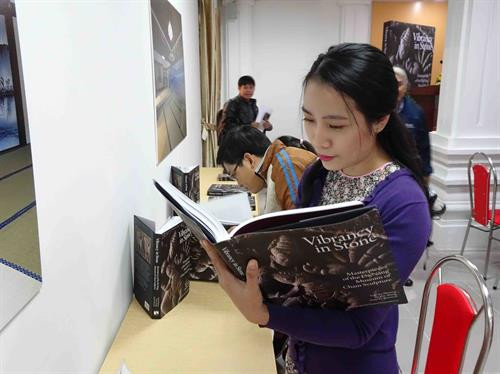 Khách xem tập sách ca-ta-lô vừa ra mắt. Ảnh: Trần Lê Lâm - TTXVN