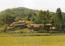 Nhà ở của người Hrê thường dựng sóng nhau trên triền đất chân gò, núi cạnh cánh đồng. Trong làng, quanh nhà thường trồng cau, chuối mít, xoài... Mỗi làng ở thành một khu vực mật tập, hoặc gồm vài chòm xóm gần nhau. Nhà ở của người Hrê thường dựng sóng nhau trên triền đất chân gò, núi cạnh cánh đồng. Trong làng, quanh nhà thường trồng cau, chuối mít, xoài... Mỗi làng ở thành một khu vực mật tập, hoặc gồm vài chòm xóm gần nhau.