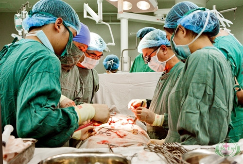 Bệnh viện Hữu nghị Đa khoa Nghệ An là bệnh viện hạng I có 1.600 giường bệnh/45 khoa nhận chuyển giao từ các bệnh viện tuyến trung ương, làm chủ nhiều kỹ thuật cao trong chẩn đoán và điều trị bệnh, trong đó 50% bệnh nhân có thẻ Bảo hiểm Y tế. Ảnh: Dương Ngọc – TTXVN Bệnh viện Hữu nghị Đa khoa Nghệ An là bệnh viện hạng I có 1.600 giường bệnh/45 khoa nhận chuyển giao từ các bệnh viện tuyến trung ương, làm chủ nhiều kỹ thuật cao trong chẩn đoán và điều trị bệnh, trong đó 50% bệnh nhân có thẻ Bảo hiểm Y tế. Ảnh: Dương Ngọc – TTXVN