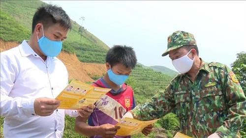 Lực lượng Bộ đội Biên phòng Sơn La kiểm soát và tuyên truyền cho người dân khu vực biên giới cách phòng, chống dịch COVID-19. Ảnh: Nguyễn Cường - TTXVN. Lực lượng Bộ đội Biên phòng Sơn La kiểm soát và tuyên truyền cho người dân khu vực biên giới cách phòng, chống dịch COVID-19. Ảnh: Nguyễn Cường - TTXVN.