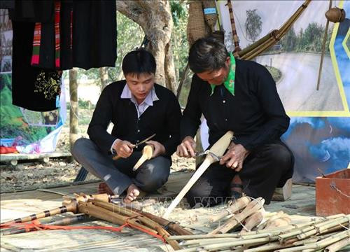 Nghệ nhân Hậu Khoái Chính (65 tuổi, bên phải) và em Giàng A Páng đang chế tác khèn Mông. Ảnh: Xuân Tiến – TTXVN Không gian chế tác khèn Mông luôn thu hút nhiều du khách đến tìm hiểu, trải nghiệm. Ảnh: Xuân Tiến – TTXVN Nghệ nhân Hậu Khoái Chính (65 tuổi, bên phải) và em Giàng A Páng đang chế tác khèn Mông. Ảnh: Xuân Tiến – TTXVN Không gian chế tác khèn Mông luôn thu hút nhiều du khách đến tìm hiểu, trải nghiệm. Ảnh: Xuân Tiến – TTXVN