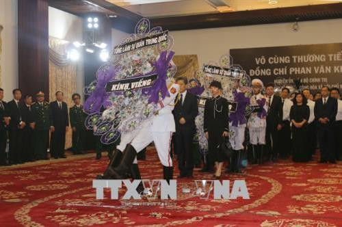 Đoàn đại biểu Tổng Lãnh sự Trung Quốc viếng nguyên Thủ tướng Chính phủ Phan Văn Khải. Ảnh: Thanh Vũ-TTXVN Đoàn đại biểu Tổng Lãnh sự Trung Quốc viếng nguyên Thủ tướng Chính phủ Phan Văn Khải. Ảnh: Thanh Vũ-TTXVN