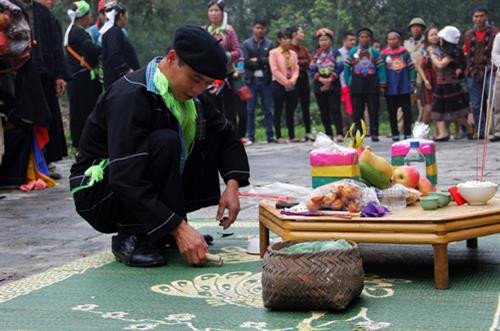 Chủ lễ thực hiện các nghi thức khấn lễ. Chủ lễ thực hiện các nghi thức khấn lễ.