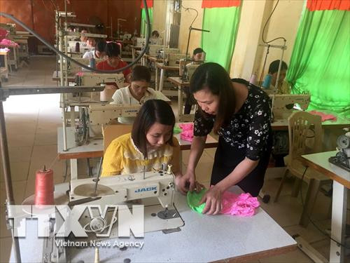 Hướng dẫn học viên thực hành nghề may tại Trường Trung cấp nghề Thạch Thành. Ảnh: Nguyễn Nam - TTXVN Hướng dẫn học viên thực hành nghề may tại Trường Trung cấp nghề Thạch Thành. Ảnh: Nguyễn Nam - TTXVN