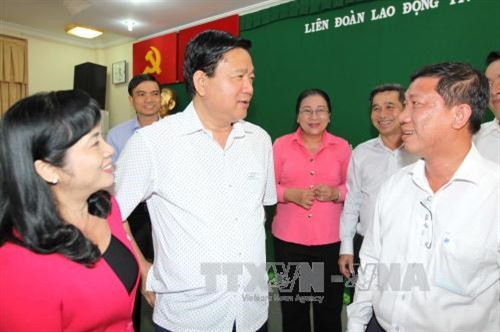 Bí thư Thành ủy Thành ủy Hồ Chí Minh Đinh La Thăng với Ban Thường vụ LĐLĐ Thành ủy Hồ Chí Minh. Ảnh: Thanh Vũ-TTXVN