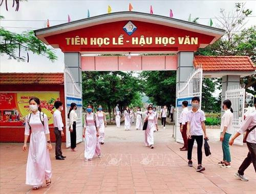 Học sinh, sinh viên Quảng Ninh đến trường đều phải giữ khoảng cách an toàn. Ảnh: TTXVN