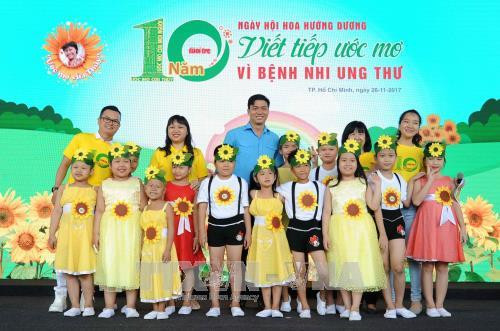 Các đại biểu với các bệnh nhi ung thư tại ngày hội. Ảnh: An Hiếu – TTXVN