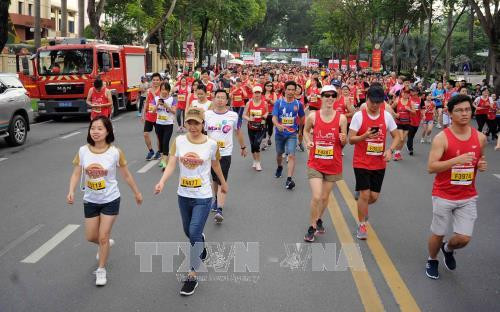 Các vận động viên trong nước và quốc tế tham gia tranh tài tại giải Marathon Quốc tế Thành phố Hồ Chí Minh Techcombank 2017. Ảnh: An Hiếu – TTXVN