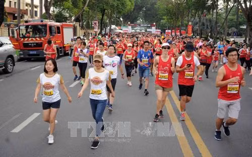 Các vận động viên trong nước và quốc tế tham gia tranh tài tại giải Marathon Quốc tế Thành phố Hồ Chí Minh Techcombank 2017. Ảnh: An Hiếu – TTXVN