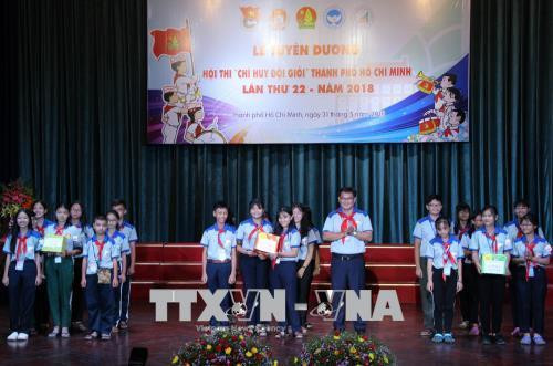 Trao giải cho các đội đoạt giải Đồng đội tại hội thi. Ảnh: Xuân Dự - TTXVN