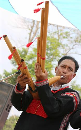 Biểu diễn khèn Đinh Năm trong ngày hội Các nghệ nhân thi đan gùi Trình diễn nghề dệt thổ cẩm Ngày hội là dịp để lưu giữnhững nét văn hóa truyền thống của dân tộc Ê-đê Biểu diễn khèn Đinh Năm trong ngày hội Các nghệ nhân thi đan gùi Trình diễn nghề dệt thổ cẩm Ngày hội là dịp để lưu giữnhững nét văn hóa truyền thống của dân tộc Ê-đê