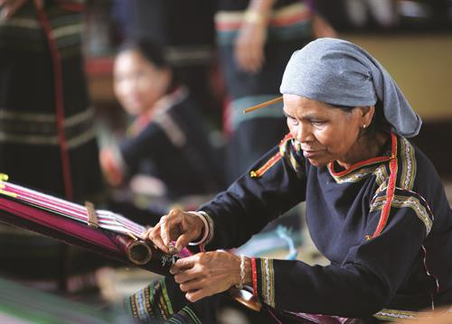 Biểu diễn khèn Đinh Năm trong ngày hội Các nghệ nhân thi đan gùi Trình diễn nghề dệt thổ cẩm Ngày hội là dịp để lưu giữnhững nét văn hóa truyền thống của dân tộc Ê-đê Biểu diễn khèn Đinh Năm trong ngày hội Các nghệ nhân thi đan gùi Trình diễn nghề dệt thổ cẩm Ngày hội là dịp để lưu giữnhững nét văn hóa truyền thống của dân tộc Ê-đê