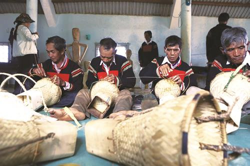 Biểu diễn khèn Đinh Năm trong ngày hội Các nghệ nhân thi đan gùi Trình diễn nghề dệt thổ cẩm Ngày hội là dịp để lưu giữnhững nét văn hóa truyền thống của dân tộc Ê-đê Biểu diễn khèn Đinh Năm trong ngày hội Các nghệ nhân thi đan gùi Trình diễn nghề dệt thổ cẩm Ngày hội là dịp để lưu giữnhững nét văn hóa truyền thống của dân tộc Ê-đê