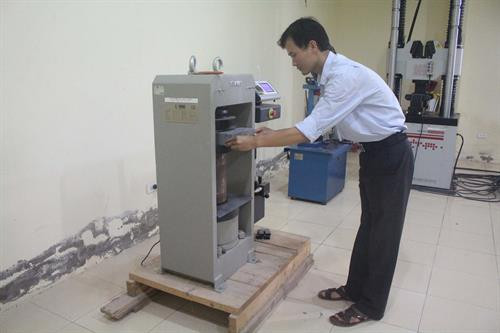 Kiểm tra cường độ chịu lực nén của sản phẩm. Ảnh: Khiếu Tư-TTXVN Kiểm tra cường độ chịu lực nén của sản phẩm. Ảnh: Khiếu Tư-TTXVN