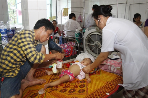 Các y, bác sỹ đang thăm khám, điều trị cho bệnh nhân khi tại Bệnh viện Đa khoa Quảng Trị. Ảnh: Hồ Cầu-TTXVN Các y, bác sỹ đang thăm khám, điều trị cho bệnh nhân khi tại Bệnh viện Đa khoa Quảng Trị. Ảnh: Hồ Cầu-TTXVN