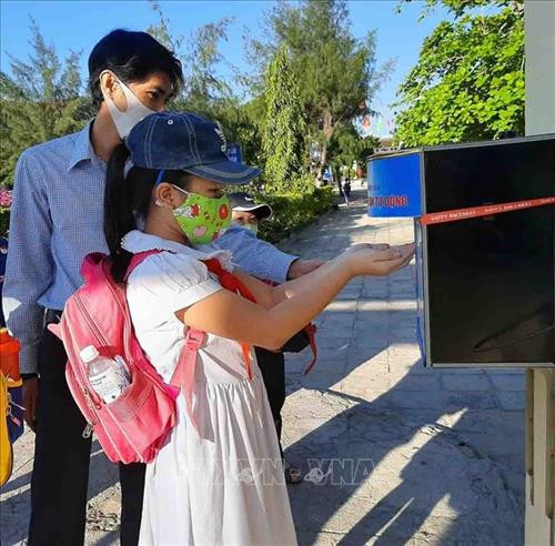 Giáo viên trường Tiểu học Lạc Long Quân (thành phố Tuy Hòa-Phú Yên) rửa tay khử khuẩn trước khi vờ lớp. Ảnh: Xuân Triệu - TTXVN