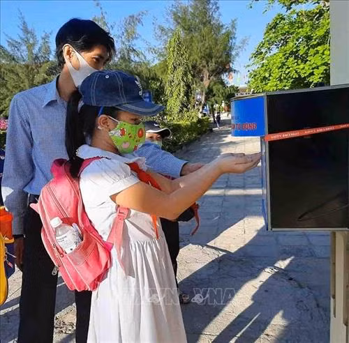 Giáo viên trường Tiểu học Lạc Long Quân (thành phố Tuy Hòa-Phú Yên) rửa tay khử khuẩn trước khi vờ lớp. Ảnh: Xuân Triệu - TTXVN Giáo viên trường Tiểu học Lạc Long Quân (thành phố Tuy Hòa-Phú Yên) rửa tay khử khuẩn trước khi vờ lớp. Ảnh: Xuân Triệu - TTXVN