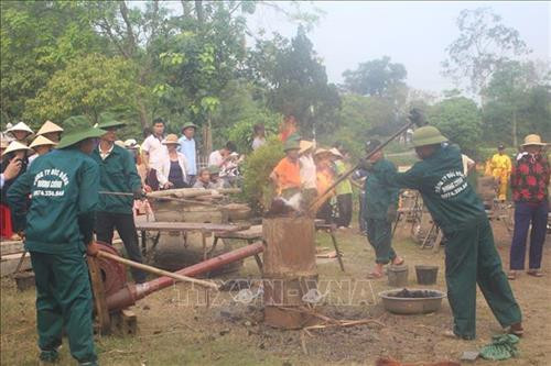 Nung đồng ở nhiệt độ cao được xem là khâu vất vả nhất. Ảnh: Khiếu Tư- TTXVN Khối đồng hợp nhất nóng hàng nghìn độ C trong nồi được rót từ từ vào khuôn trống đồng. Ảnh: Khiếu Tư- TTXVN Sau 30 phút, khuôn trống được dỡ bỏ dần. Khiếu Tư- TTXVN Các nghệ nhân đang hoàn thiện những khâu cuối cùng của sản phẩm. Ảnh: Khiếu Tư- TTXVN Khi lò lửa đến độ thăng hoa cũng là lúc đồng được nung chảy hoàn toàn. Ảnh: Khiếu Tư- TTXVN Nung đồng ở nhiệt độ cao được xem là khâu vất vả nhất. Ảnh: Khiếu Tư- TTXVN Khối đồng hợp nhất nóng hàng nghìn độ C trong nồi được rót từ từ vào khuôn trống đồng. Ảnh: Khiếu Tư- TTXVN Sau 30 phút, khuôn trống được dỡ bỏ dần. Khiếu Tư- TTXVN Các nghệ nhân đang hoàn thiện những khâu cuối cùng của sản phẩm. Ảnh: Khiếu Tư- TTXVN Khi lò lửa đến độ thăng hoa cũng là lúc đồng được nung chảy hoàn toàn. Ảnh: Khiếu Tư- TTXVN