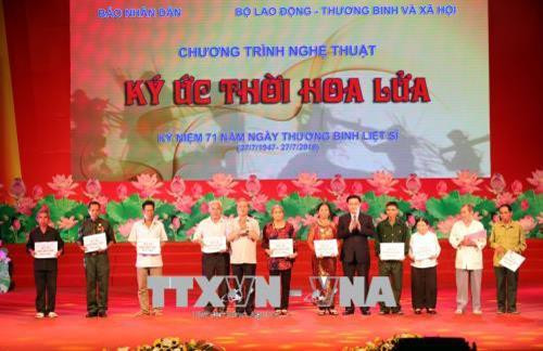 Đồng chí Trần Quốc Vượng, Ủy viên Bộ Chính trị, Thường trực Ban Bí thư và đồng chí Vương Đình Huệ, Ủy viên Bộ Chính trị, Phó Thủ tướng Chính phủ trao quà cho 10 gia đình chính sách có hoàn cảnh khó khăn tại chương trình. Ảnh: Anh Tuấn – TTXVN Đồng chí Trần Quốc Vượng, Ủy viên Bộ Chính trị, Thường trực Ban Bí thư và đồng chí Vương Đình Huệ, Ủy viên Bộ Chính trị, Phó Thủ tướng Chính phủ trao quà cho 10 gia đình chính sách có hoàn cảnh khó khăn tại chương trình. Ảnh: Anh Tuấn – TTXVN