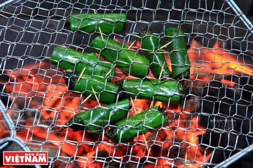 Miếng chả trâu được bọc thêm lớp lá bưởi bên ngoài và đem nướng lại lần hai trên than hoa. Miếng chả trâu được bọc thêm lớp lá bưởi bên ngoài và đem nướng lại lần hai trên than hoa.