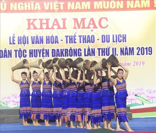 Một tiết mục văn nghệ truyền thống của đồng bào Vân Kiều - Pa Cô. Ảnh: Thanh Thủy-TTXVN Một tiết mục văn nghệ truyền thống của đồng bào Vân Kiều - Pa Cô. Ảnh: Thanh Thủy-TTXVN