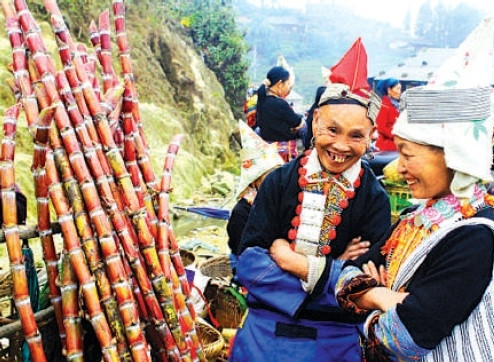 Đến chợ vừa bán hàng, vừa là để gặp gỡ tâm tình trò chuyện.