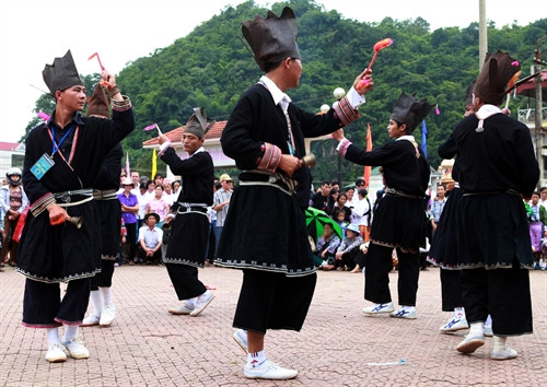 Tiết mục múa Chuông của đồng bào Dao xã Phiêng Luông, huyện Mộc Châu (Sơn La).