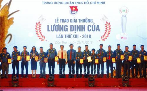 Chủ tịch Ủy ban Trung ương MTTQ Việt Nam Trần Thanh Mẫn cùng các thanh niên được trao giải thưởng Lương Định Của năm 2018. Ảnh: Thanh Liêm - TTXVN