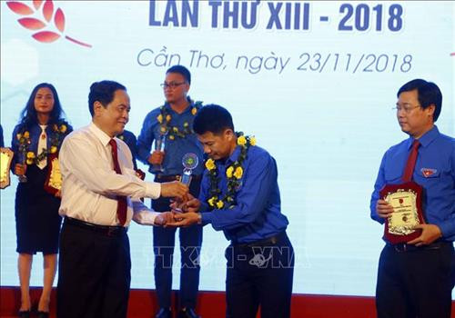 Chủ tịch Ủy ban Trung ương MTTQ Việt Nam Trần Thanh Mẫn trao giải thưởng Lương Định Của năm 2018 cho các thanh niên được vinh danh. Ảnh: Thanh Liêm - TTXVN