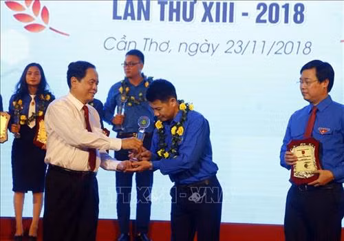 Chủ tịch Ủy ban Trung ương MTTQ Việt Nam Trần Thanh Mẫn trao giải thưởng Lương Định Của năm 2018 cho các thanh niên được vinh danh. Ảnh: Thanh Liêm - TTXVN