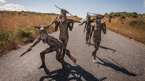 Bộ tộc Wodaabe: Bộ tộc này sống du canh du cư ở Niger, Nigeria, Cameroon, Chad... Cuối mỗi mùa mưa gần hồ Chad, người Wodaabe tổ chức Cure Salee - lễ hội của dân du mục. Hoạt động nổi bật nhất của lễ hội là cuộc thi sắc đẹp của các chàng trai. Họ mặc trang phục lộng lẫy nhất, trang điểm và đeo trang sức, đứng chờ các cô gái đánh giá. Răng và tròng mắt trắng được ca ngợi, do đó những người tham dự thường cố gắng cười hết cỡ. Ảnh: Daily Mail. Bộ tộc Mursi, Ethiopia: Môi dưới của phụ nữ trong bộ tộc được tạo lỗ từ khi còn nhỏ, sau đó lồng một chiếc đĩa gốm vào. Kích cỡ đĩa tăng dần theo thời gian và đĩa càng lớn càng được coi trọng. Ảnh: Sosyal Bilimler. Bộ tộc Himba, Namibia: Phụ nữ của tộc Himba nổi tiếng với tóc và làn da ánh đỏ. Họ bôi otjize - một hỗn hợp gồm bơ, mỡ và đất đỏ - lên tóc và da hàng ngày. Nhiều người cho rằng otjize giúp tránh nắng và chống côn trùng, nhưng tộc Himba cho biết họ dùng chúng chỉ hoàn toàn vì lý do thẩm mỹ. Ảnh: Frans Lanting. Bộ tộc Hamar, Ethiopia: Các chàng trai của tộc Hamar thực hiện nghi lễ nhảy bò để đánh dấu sự trưởng thành của mình. Mỗi người sẽ phải nhảy trên lưng những con bò bốn lượt để được công nhận quyền lấy vợ. Chỉ cần trượt chân là họ có thể bị thương. Ảnh: CNN. Bộ tộc Xhosa, Nam Phi: Khi đến tuổi trưởng thành, nam thanh niên tộc Xhosa sẽ phải trải qua một nghi lễ khắc nghiệt. Trước hết, họ sẽ được cắt bao quy đầu theo phương pháp truyền thống, sau đó phải rời khỏi làng với khuôn mặt bôi đất sét trắng, trùm chăn và đem theo ít đồ dùng thiết yếu. Họ phải sống trong khu dành riêng cho nghi lễ này và tự xoay xở trong hai tháng. Khi trở về, các chàng trai được công nhận là người trưởng thành và nhận một chiếc chăn mới. Ảnh: Voices of Africa. Bộ tộc Chewa: Sống rải rác ở Zambia, Zimbabwe, Malawi và Mozambique, bộ tộc này vẫn theo phương thức mẫu hệ từ xa xưa. Trong đó, tài sản và đất đai được truyền từ mẹ sang con gái. Tuy nhiên, đàn ông vẫn nắm quyền hành trong bộ tộc. Ảnh: CNN. Bộ tộc Maasai, Đông Phi: Nước bọt là một phần quan trọng trong đời sống của người Maasai ở Đông Phi. Loại dịch cơ thể này được coi là phước lành, tinh hoa của con người và việc nhổ nước bọt lên người khác là lời ban phước. Khi trẻ con ra đời, người trong bộ tộc sẽ nhổ nước bọt lên chúng để cầu mong chúng có cuộc sống may mắn. Khi có người đi xa, các bô lão sẽ nhổ lên đầu họ để chúc họ bình yên, an toàn. Ảnh: CNN. Bộ tộc Bodi, Ethiopia: Vào tháng sáu hoặc tháng bảy hàng năm ở thung lũng Oma, người Bodi lại tham dự cuộc thi có tên Ka’el. Trước đó nhiều tháng, nam giới tách ra sống riêng. Họ cố gắng uống thật nhiều sữa bò và huyết bò để tăng cân. Mỗi dòng họ sẽ cử một nam giới chưa vợ ra tranh danh hiệu người béo nhất. Người chiến thắng sẽ được vinh danh và có cơ hội lấy vợ dễ dàng hơn. Vài tuần sau cuộc thi, họ lại trở về với hình dáng cũ. Ảnh: Daily Mail. Bộ tộc Wodaabe: Bộ tộc này sống du canh du cư ở Niger, Nigeria, Cameroon, Chad... Cuối mỗi mùa mưa gần hồ Chad, người Wodaabe tổ chức Cure Salee - lễ hội của dân du mục. Hoạt động nổi bật nhất của lễ hội là cuộc thi sắc đẹp của các chàng trai. Họ mặc trang phục lộng lẫy nhất, trang điểm và đeo trang sức, đứng chờ các cô gái đánh giá. Răng và tròng mắt trắng được ca ngợi, do đó những người tham dự thường cố gắng cười hết cỡ. Ảnh: Daily Mail. Bộ tộc Mursi, Ethiopia: Môi dưới của phụ nữ trong bộ tộc được tạo lỗ từ khi còn nhỏ, sau đó lồng một chiếc đĩa gốm vào. Kích cỡ đĩa tăng dần theo thời gian và đĩa càng lớn càng được coi trọng. Ảnh: Sosyal Bilimler. Bộ tộc Himba, Namibia: Phụ nữ của tộc Himba nổi tiếng với tóc và làn da ánh đỏ. Họ bôi otjize - một hỗn hợp gồm bơ, mỡ và đất đỏ - lên tóc và da hàng ngày. Nhiều người cho rằng otjize giúp tránh nắng và chống côn trùng, nhưng tộc Himba cho biết họ dùng chúng chỉ hoàn toàn vì lý do thẩm mỹ. Ảnh: Frans Lanting. Bộ tộc Hamar, Ethiopia: Các chàng trai của tộc Hamar thực hiện nghi lễ nhảy bò để đánh dấu sự trưởng thành của mình. Mỗi người sẽ phải nhảy trên lưng những con bò bốn lượt để được công nhận quyền lấy vợ. Chỉ cần trượt chân là họ có thể bị thương. Ảnh: CNN. Bộ tộc Xhosa, Nam Phi: Khi đến tuổi trưởng thành, nam thanh niên tộc Xhosa sẽ phải trải qua một nghi lễ khắc nghiệt. Trước hết, họ sẽ được cắt bao quy đầu theo phương pháp truyền thống, sau đó phải rời khỏi làng với khuôn mặt bôi đất sét trắng, trùm chăn và đem theo ít đồ dùng thiết yếu. Họ phải sống trong khu dành riêng cho nghi lễ này và tự xoay xở trong hai tháng. Khi trở về, các chàng trai được công nhận là người trưởng thành và nhận một chiếc chăn mới. Ảnh: Voices of Africa. Bộ tộc Chewa: Sống rải rác ở Zambia, Zimbabwe, Malawi và Mozambique, bộ tộc này vẫn theo phương thức mẫu hệ từ xa xưa. Trong đó, tài sản và đất đai được truyền từ mẹ sang con gái. Tuy nhiên, đàn ông vẫn nắm quyền hành trong bộ tộc. Ảnh: CNN. Bộ tộc Maasai, Đông Phi: Nước bọt là một phần quan trọng trong đời sống của người Maasai ở Đông Phi. Loại dịch cơ thể này được coi là phước lành, tinh hoa của con người và việc nhổ nước bọt lên người khác là lời ban phước. Khi trẻ con ra đời, người trong bộ tộc sẽ nhổ nước bọt lên chúng để cầu mong chúng có cuộc sống may mắn. Khi có người đi xa, các bô lão sẽ nhổ lên đầu họ để chúc họ bình yên, an toàn. Ảnh: CNN. Bộ tộc Bodi, Ethiopia: Vào tháng sáu hoặc tháng bảy hàng năm ở thung lũng Oma, người Bodi lại tham dự cuộc thi có tên Ka’el. Trước đó nhiều tháng, nam giới tách ra sống riêng. Họ cố gắng uống thật nhiều sữa bò và huyết bò để tăng cân. Mỗi dòng họ sẽ cử một nam giới chưa vợ ra tranh danh hiệu người béo nhất. Người chiến thắng sẽ được vinh danh và có cơ hội lấy vợ dễ dàng hơn. Vài tuần sau cuộc thi, họ lại trở về với hình dáng cũ. Ảnh: Daily Mail.