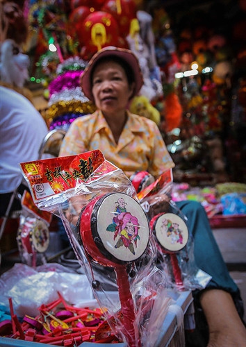 Những chiếc trống cầm tay có nguồn gốc từ Trung Quốc được bày bán trên phố Hàng Mã.