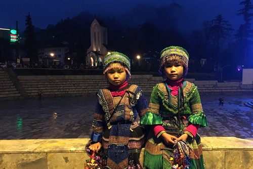 Các cô bé dễ thương trong trang phục đặc trưng của đồng bào Tây Bắc. Ảnh: N. Hoa