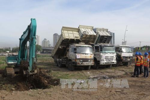 Các đơn vị thi công tiến hành động thổ gói thầu XL-01 “Thi công tuyến cống bao” thuộc dự án Vệ sinh môi trường Thành phố - Giai đoạn 2 Ảnh: Hoàng Hải - TTXVN Các đơn vị thi công tiến hành động thổ gói thầu XL-01 “Thi công tuyến cống bao” thuộc dự án Vệ sinh môi trường Thành phố - Giai đoạn 2 Ảnh: Hoàng Hải - TTXVN