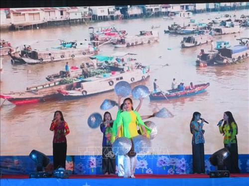 Màn trình diễn văn nghệ tại Lễ bế mạc. Ảnh: Ánh Tuyết – TTXVN Màn trình diễn văn nghệ tại Lễ bế mạc. Ảnh: Ánh Tuyết – TTXVN