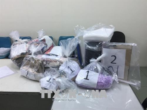 Thuốc lắc giấu trong ruột các loa điện tử, trong vách thùng carton, trong đế hộp đựng đồ chơi…gửi qua đường chuyển phát nhanh bị lực lượng hải quan phát hiện, thu giữ. Ảnh: TTXVN phát