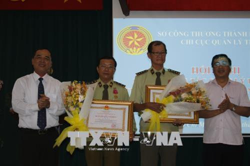 Trao Huân chương Lao động hạng Ba cho các cá nhân đạt thành tích xuất sắc trong giai đoạn 2013-2017. Ảnh: Hoàng Hải –TTXVN Trao Huân chương Lao động hạng Ba cho các cá nhân đạt thành tích xuất sắc trong giai đoạn 2013-2017. Ảnh: Hoàng Hải –TTXVN