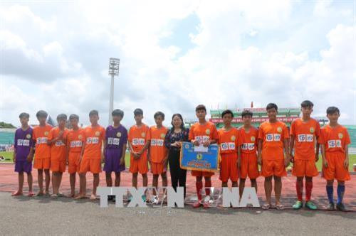 Ban tổ chức trao giải Nhì cho đơn vị huyện Thủ Thừa. Ảnh: Thanh Bình – TTXVN