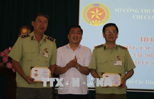 Trao kỷ niệm chương của Bộ Công Thương cho các cá nhân đạt thành tích xuất sắc năm 2017. Ảnh:Hoàng Hải -TTXVN Trao kỷ niệm chương của Bộ Công Thương cho các cá nhân đạt thành tích xuất sắc năm 2017. Ảnh:Hoàng Hải -TTXVN