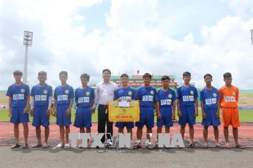 Ban tổ chức trao giải Ba cho đơn vị đạt giải. Ảnh: Thanh Bình - TTXVN