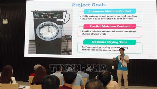 Doanh nghiệp chia sẻ kinh nghiệm về Dự án trí tuệ nhân tạo đã triển khai. Ảnh: Tiến Lực – TTXVN Doanh nghiệp chia sẻ kinh nghiệm về Dự án trí tuệ nhân tạo đã triển khai. Ảnh: Tiến Lực – TTXVN